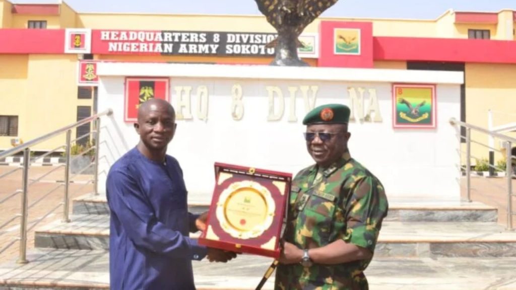Major General Bemgha Koughna presenting a commemorative gift to Ankeli Emmanuel during a courtesy visit by NUJ Correspondents’ Chapel at the Nigerian Army 8 Division headquarters in Sokoto