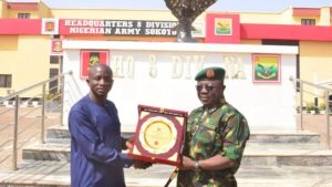 Major General Bemgha Koughna presenting a commemorative gift to Ankeli Emmanuel during a courtesy visit by NUJ Correspondents’ Chapel at the Nigerian Army 8 Division headquarters in Sokoto