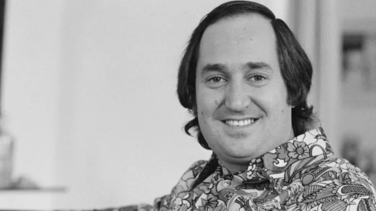 Black-and-white photo of Neil Sedaka wearing a 1970s-style shirt during his music career