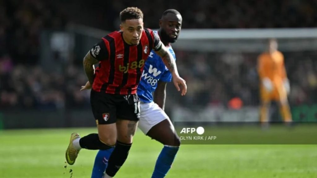 Sunderland's Dutch defender #06 Lutsharel Geertruida puts pressure on Bournemouth's English midfielder #16 Marcus Tavernier during the English Premier League football match between Bournemouth and Sunderland at the Vitality Stadium in Bournemouth, southern England on February 28, 2026