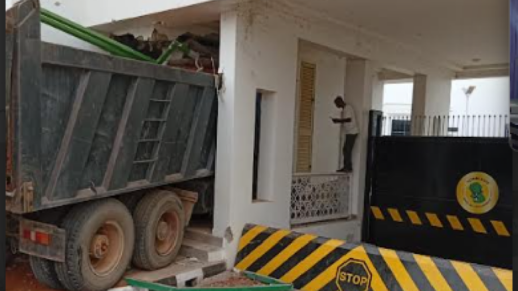 A truck ram into the Gombe Govt House gate - National News