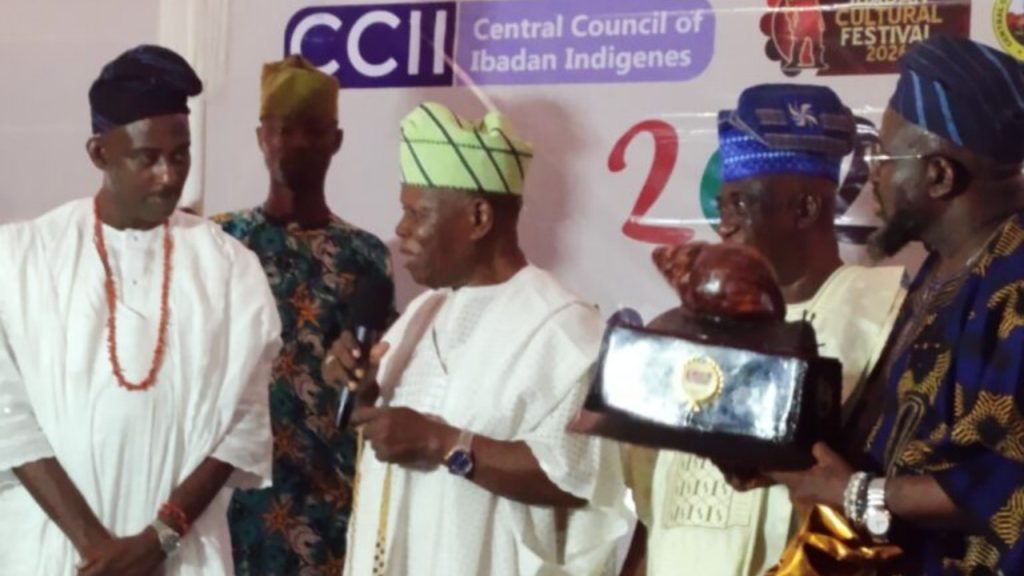 Left to right: Ayingun Olubadan, Babajide Ayoade, who represents Olubadan of Ibadanland, Oba Rashidi Ladoja; former Chairman of CCII, Bayo Oyero (holding microphone), the current Chairman, Ajeniyi Ajewole and the Chairman, Ibadan Cultural Festival, 2026, Mogaji Moshood Akere during the conference organised by the council in Ibadan - National News