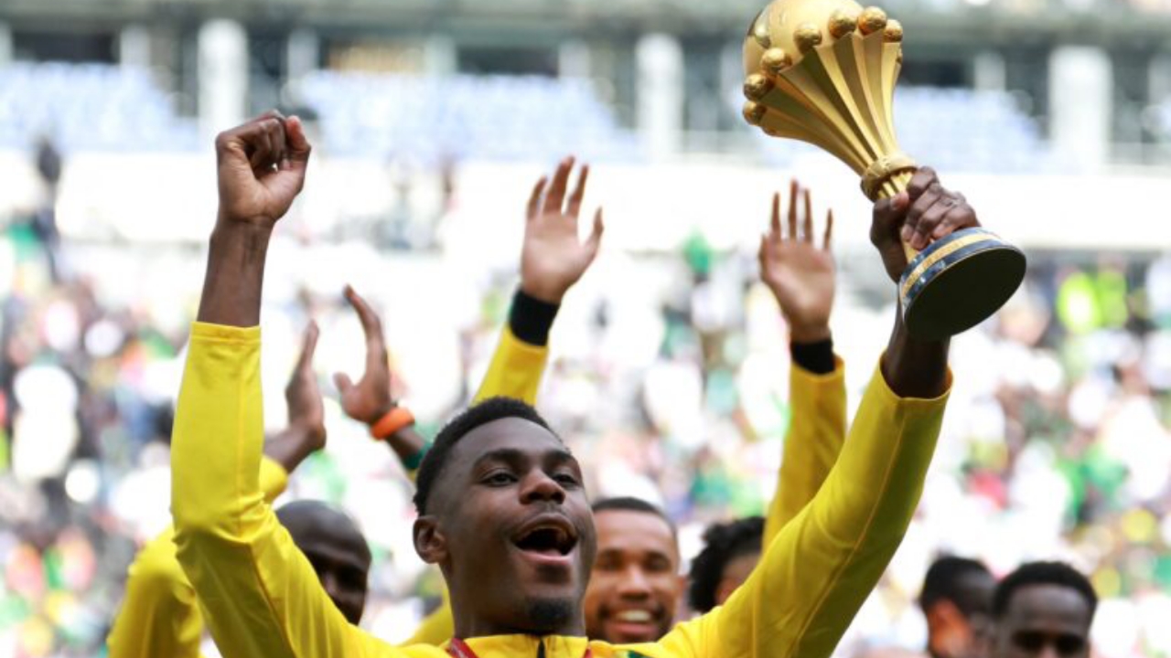 Senegal players celebrate with the Africa Cup of Nations trophy at the Stade de France - National News