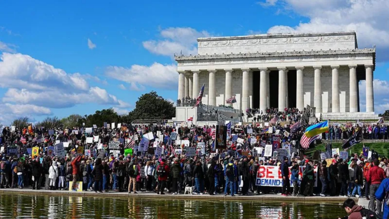 Protesters gathered in front of the Lincoln Memorial in Washington DC - National News
