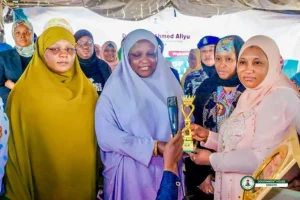 The presentation of the 'Queen Mother of the Polytechnic' award plague.