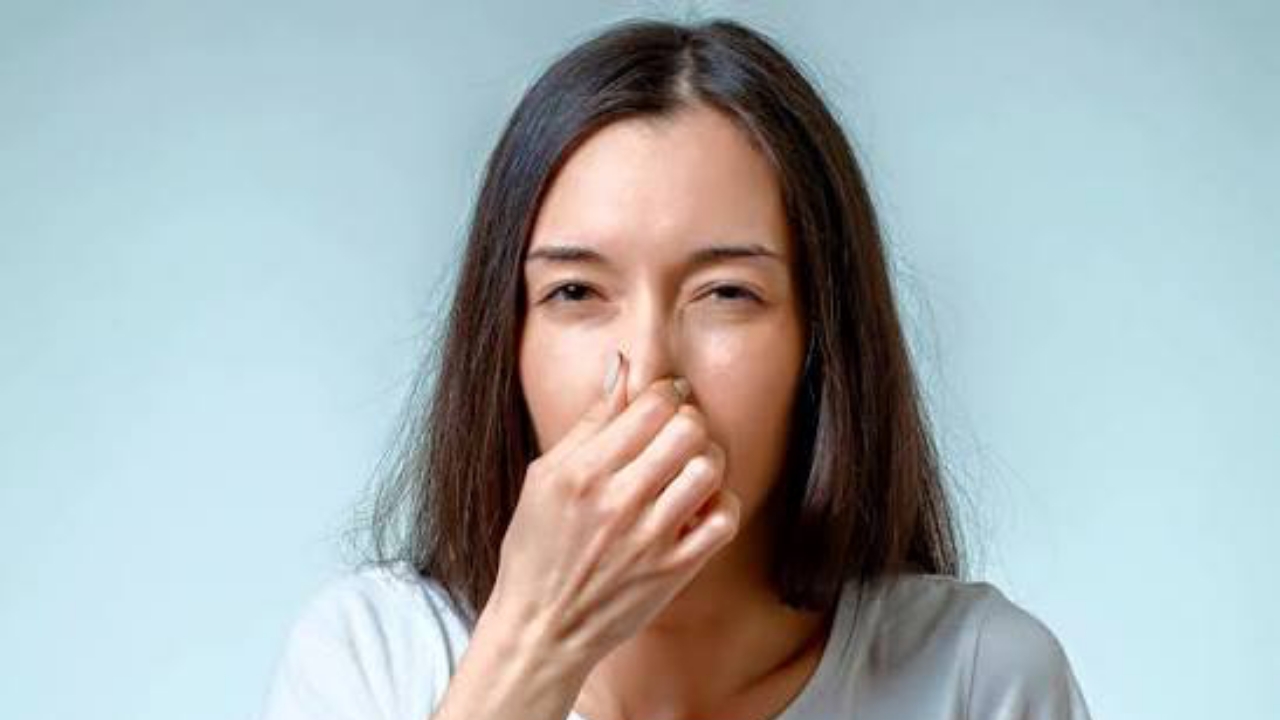 Image of someone trying to hum with nose closed - National News