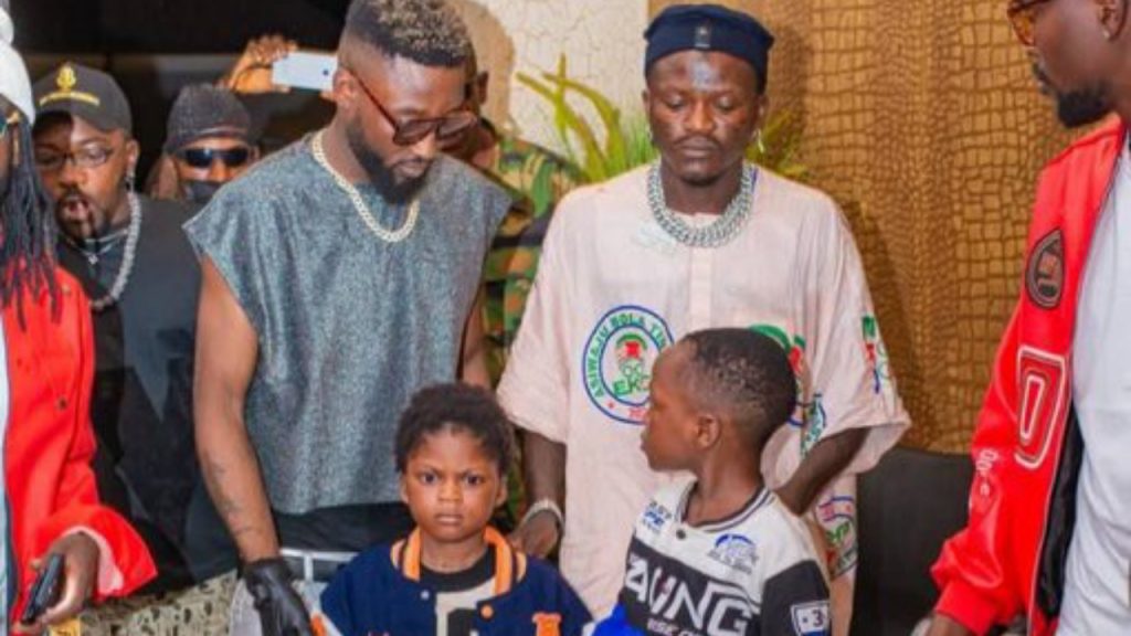 Portable with his children during a live music show - National News