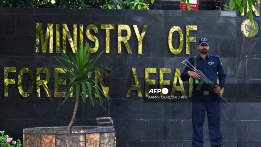 A security personnel stands guard outside the Foreign Ministry office in Islamabad on April 9, 2026 - National News
