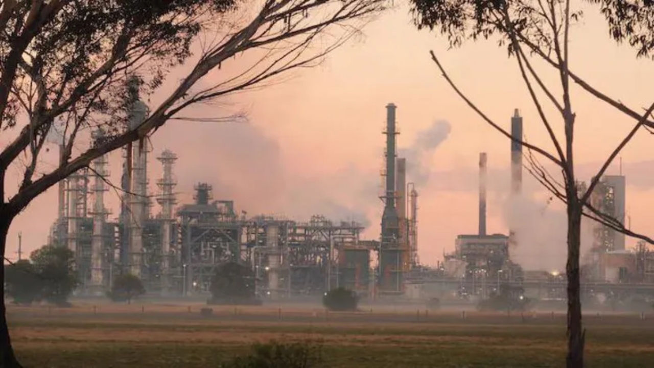 Geelong oil refinery - National News