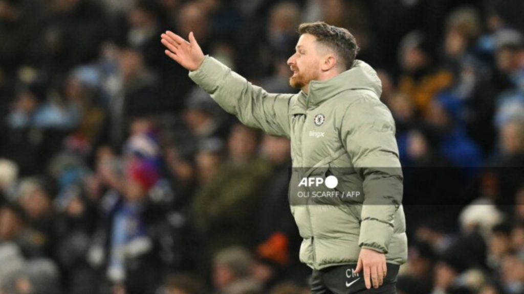 Chelsea's Interim manager Calum McFarlane gestures on the touchline during the English Premier League football match between Manchester City and Chelsea at the Etihad Stadium in Manchester, north west England, on January 4, 2026 - National News