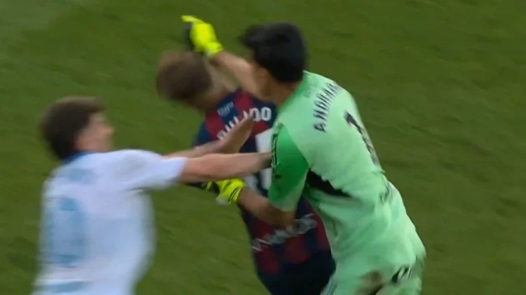 Real Zaragoza goalkeeper Esteban Andrada punches opponent in derby - National News