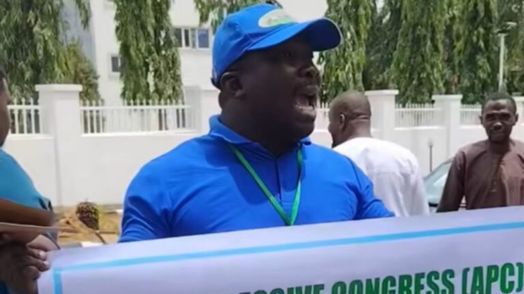 The man protesting at APC secretariat - National News
