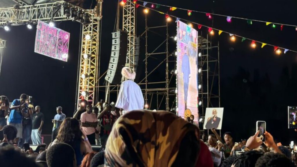 Seyi Vibez performing at Mainland Block Party in Police College, Ikeja, Lagos State - National News