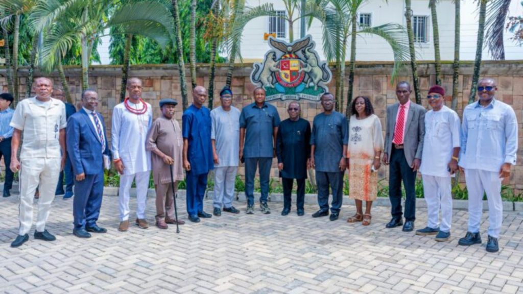 Gov Otti in a group photography with the members of the old students association of the Federal School of Arts and Science, Aba - National News