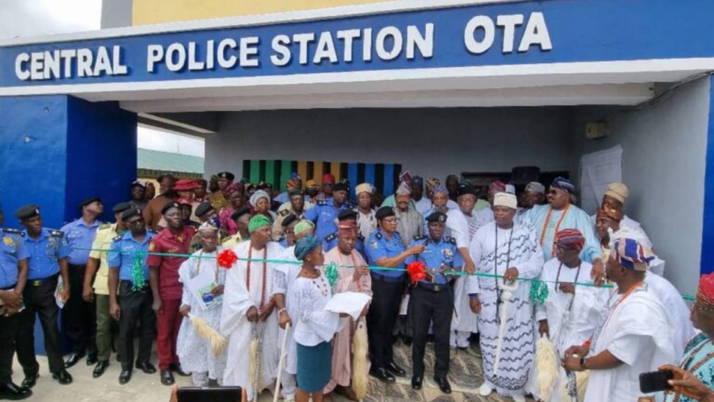 The Olota of Ottaland, Awori kingdom, Oba (Prof) Adeyemi Obalanlege and others unveiling the new divisional police headquarters in Ota - National News