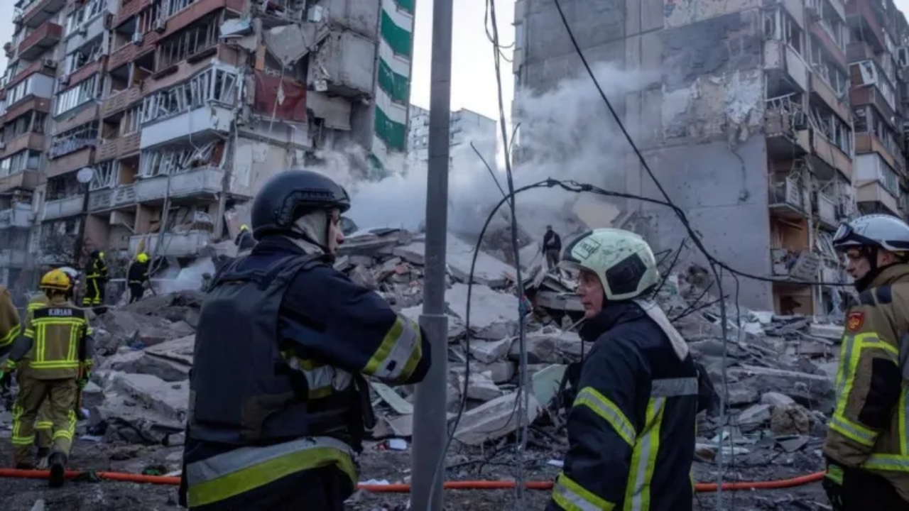 Rescuers searching for people under the rubble of an apartment building in Kyiv, which partially collapsed in the attacks - National News