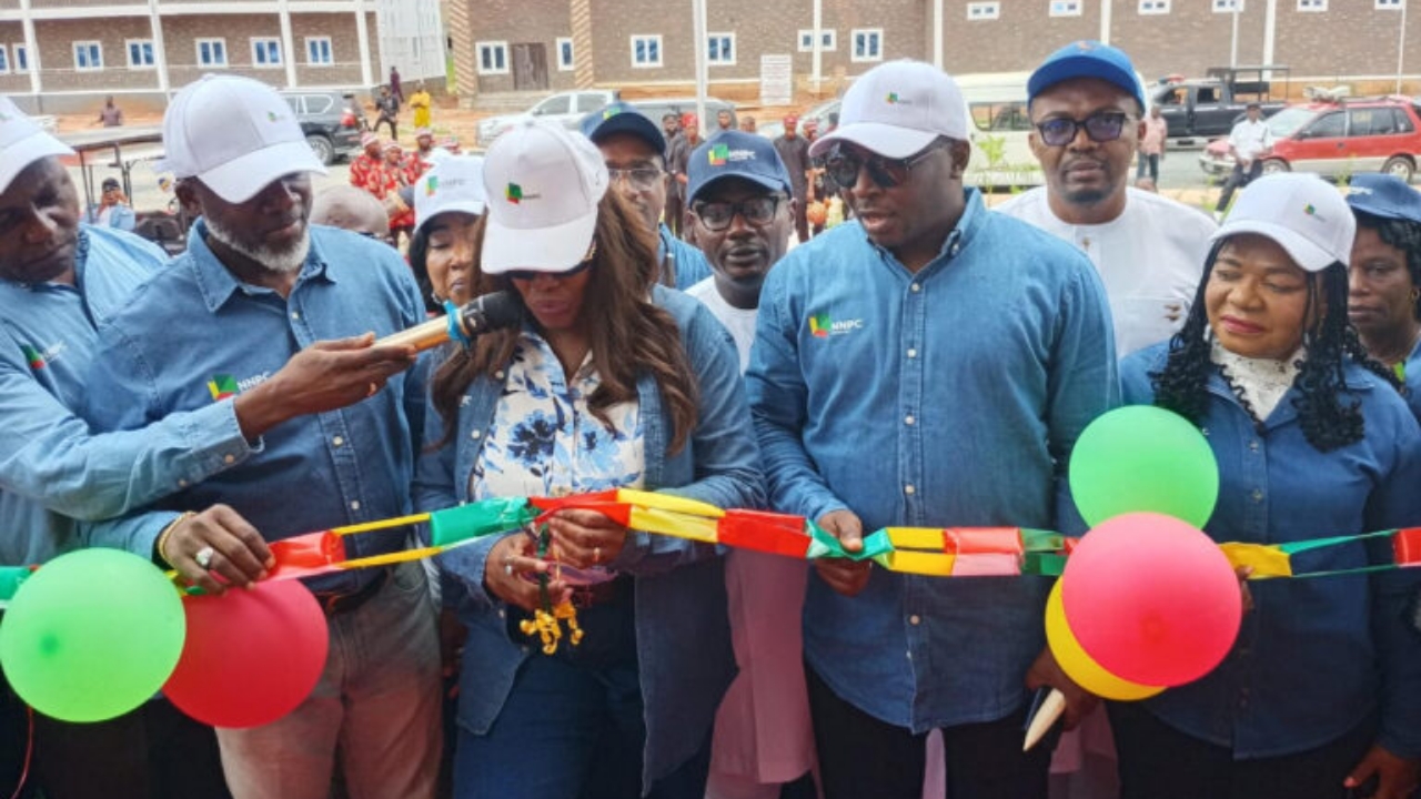 Officials of NNPCL and NAUTH cutting the ribbons to signal the unveiling of the facility in NAUTH, Nnew - National News