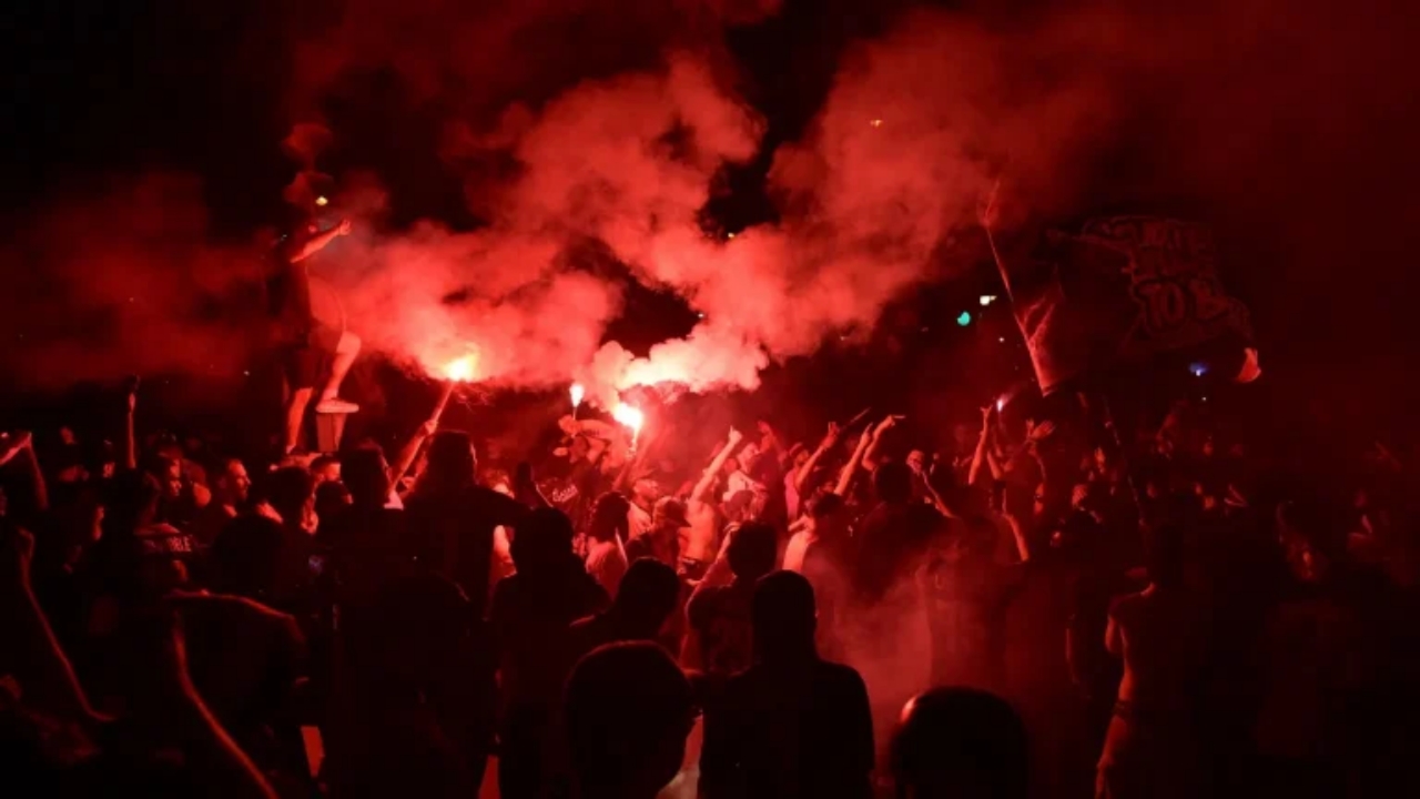 Flares set off in central Paris after PSG defeated Arsenal - National News