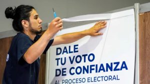 Election worker preparing polling station in Colombia - National News